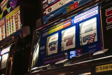 Texas Hold'em Bonus live-dealer table on macan cuan with professional dealer and multi-camera feed